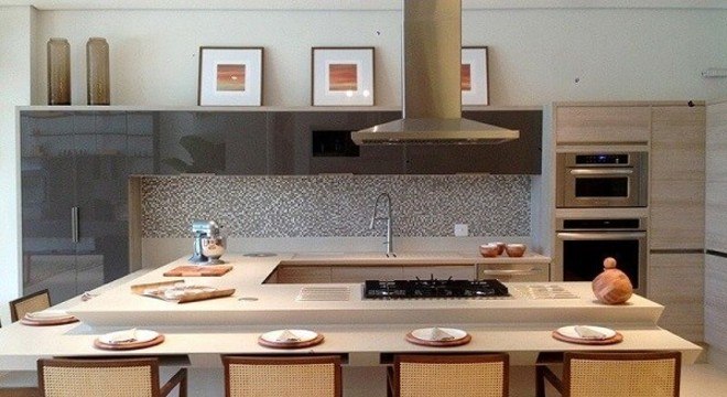 Bancada com chanfro branco e cadeira de madeira para cozinha gourmet