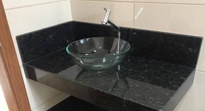 Bancada de banheiro com granito verde ubatuba
