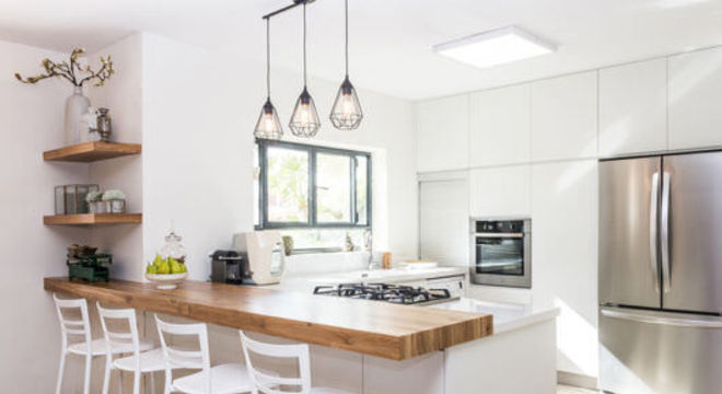 Bancada de madeira na cozinha branca