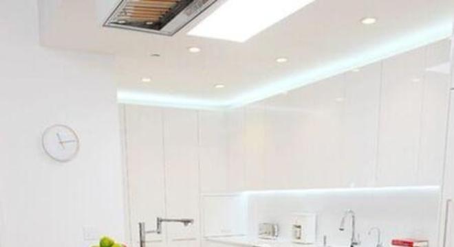 Bancada de madeira na cozinha clean e branca