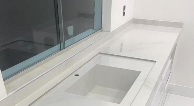 bancada de porcelanato - bancada branca em cozinha pequena 