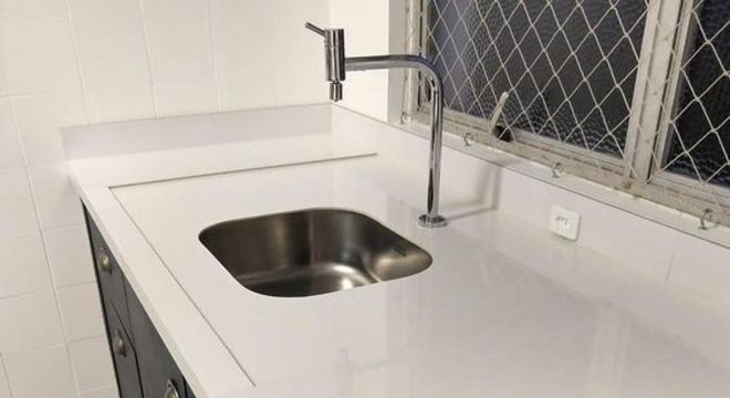 bancada de porcelanato - bancada com cooktop preto 