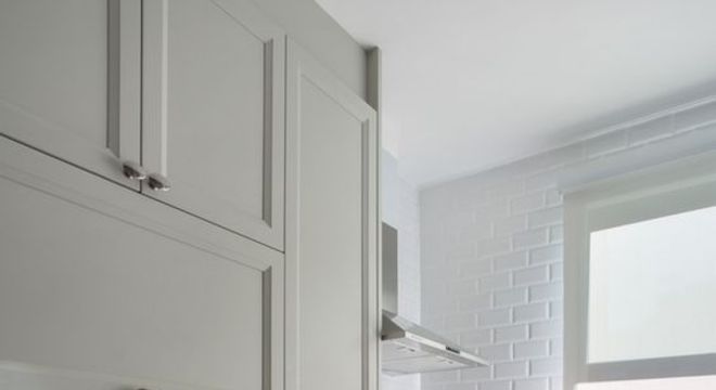 bancada de porcelanato - bancada de porcelanato em gabinete de madeira azul 