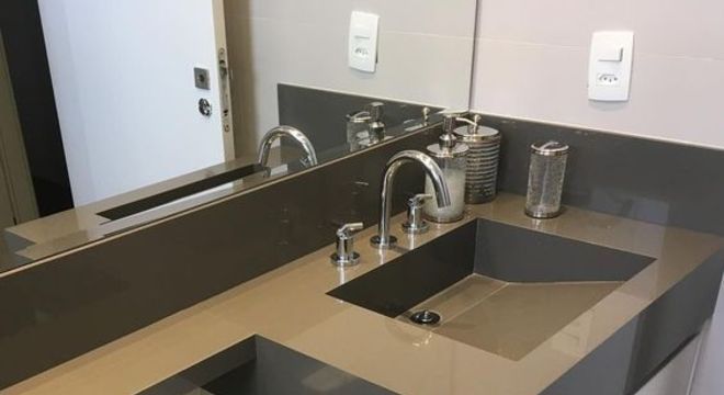 bancada de porcelanato - bancada escura de porcelanato em banheiro 