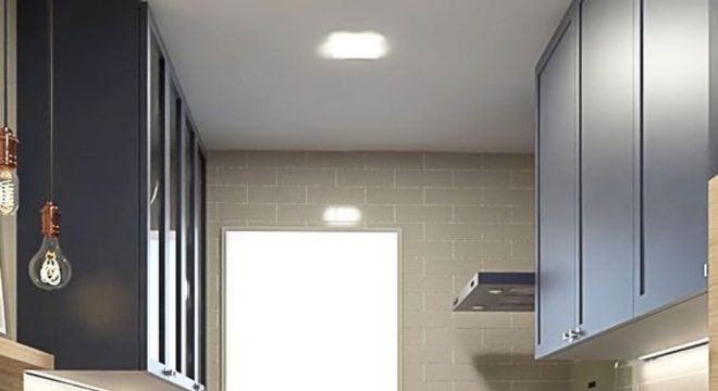 bancada de porcelanato - gabinete azul e banquetas brancas