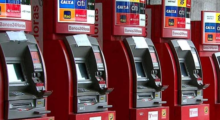 Caixas eletrônicos localizados em supermercados e locais fora de agências são mais visados para golpes (Foto Reprodução/Internet)