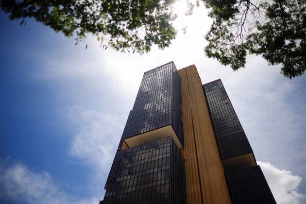 O BC (Banco Central) revisou
de 2% para 2,9% sua aposta de crescimento da economia brasileira neste ano.
No RTI (Relatório Trimestral de Inflação), a autoridade monetária mantém em 5%
a expectativa de alta dos preços neste ano, mas eleva
de 61% para 67% a probabilidade de o índice furar o teto da meta do governo
pelo terceiro ano seguido