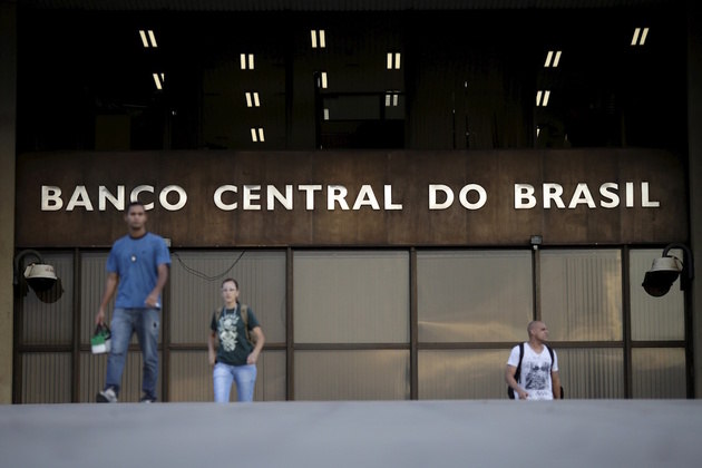 O Copom (Comitê de Política
Monetária) divulgou a ata com as motivações que resultaram na redução da taxa
básica de juros a 12,75% ao ano, o menor patamar em 16 meses. De acordo com o
documento assinado pelos diretores do BC, há baixa
probabilidade de reduções acima de 0,5 ponto percentual da taxa Selic nos
próximos meses. Também fica evidenciado um olhar redobrado para a situação fiscal do Brasil e o cenário macroeconômico do mundo