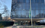 Bandeira do Brasil é posta a meio mastro na embaixada do país em Washington, nos EUA