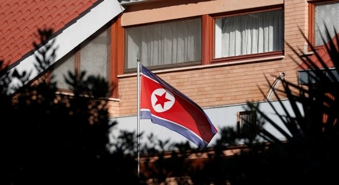 Bandeira em frente à embaixada norte-coreana em Roma