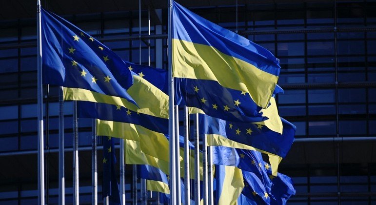 Bandeiras da União Europeia e da Ucrânia