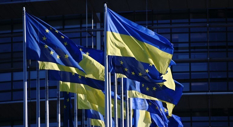 Bandeiras ucranianas foram hasteadas em frente ao Parlamento Europeu