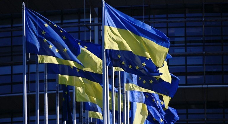 Bandeiras ucranianas foram estendidas em frente ao Parlamento Europeu