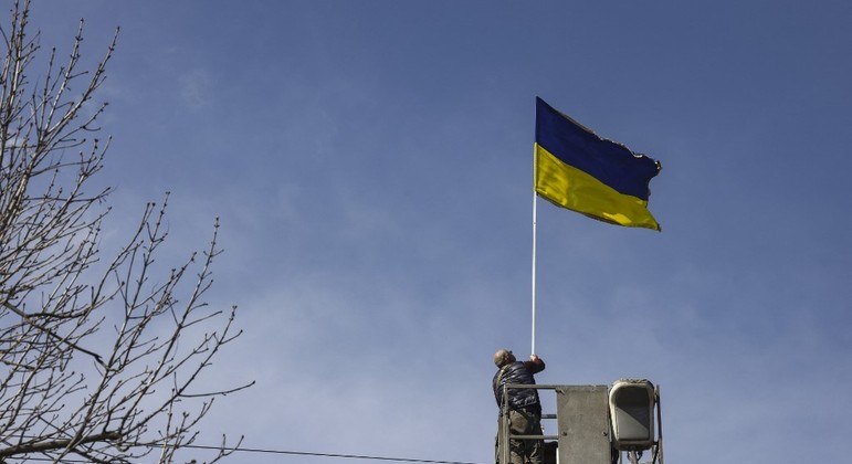 Com a retirada de tropas russas da região de Kiev, capital da Ucrânia tenta retomar rotina