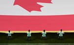Bandeira do Canadá é exibida no gramado antes da partida contra a Croácia