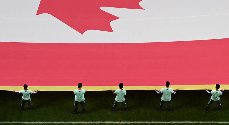 Bandeira do Canadá é exibida no gramado antes da partida contra a Croácia