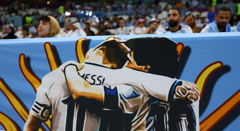 Argentinos celebram Messi e Maradona com cantos e bandeiras nos estádios