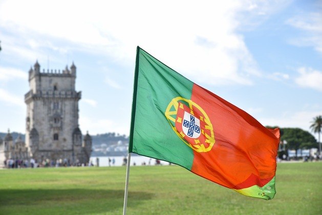 O novo visto de trabalho para brasileiros em Portugal entrou em vigor no último domingo (30). Agora, o prazo para encontrar emprego no país é de 120 dias, podendo ser prorrogado por mais 60 dias