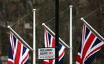 Bandeiras do Reino Unido na Praça do Parlamento, em Londres