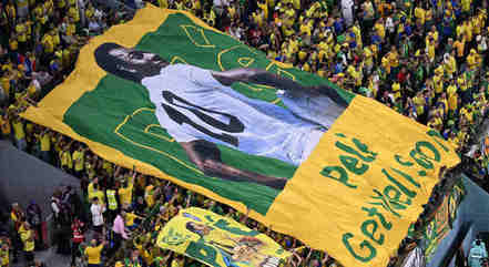 Bandeirão em homenagem a Pelé, ontem, no estádio 974