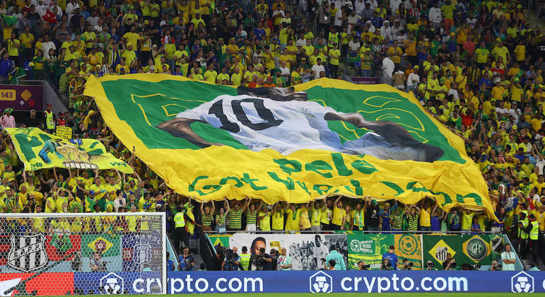 Bandeiras com a imagem de Pelé também foram vistas nas arquibancadas do estádio 974