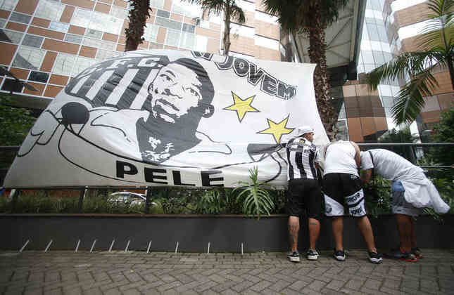 Bandeiras com imagens de Pelé foram colocadas pela torcida do Santos.