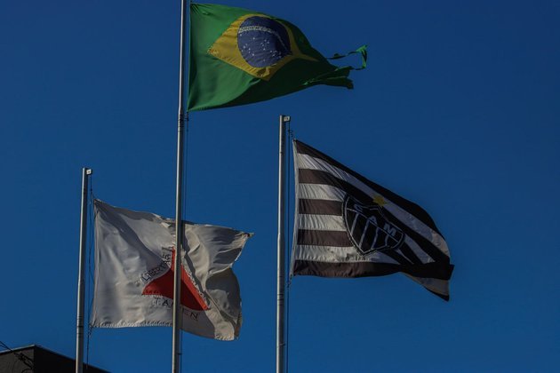 Bandeiras de Minas Gerais, Brasil e do Atlético-MG na entrada da Arena MRV.