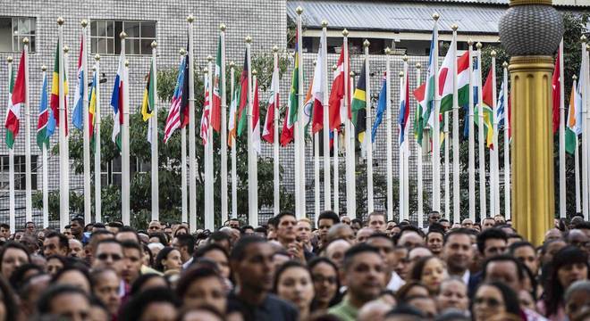 Bandeiras Do Equador E Das Nações Unidas Atrás De Peões No