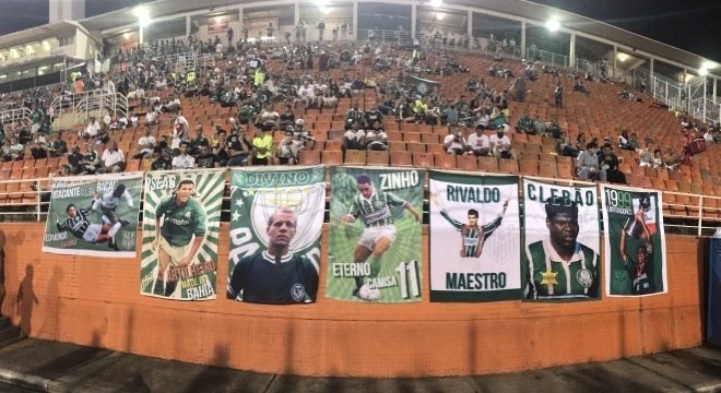 Ídolos do Palmeiras são homenageados por grupo de torcedores nos estádios