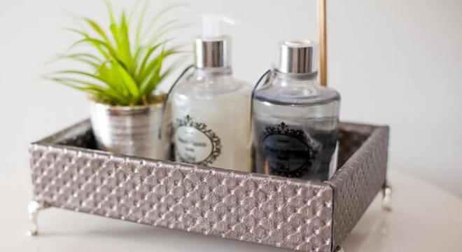 Bandeja de couro exposta como enfeites para bancada de banheiro