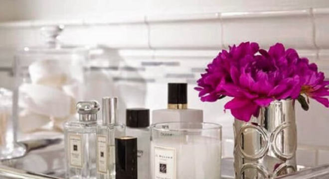 Bandeja e organizadores utilizados como enfeites para bancada de banheiro