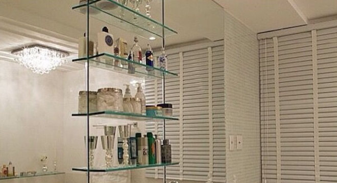 Bandeja espelhada e vaso de flor usadas como enfeites para banheiro