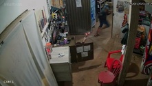 Emboscada: homem fica pendurado em depósito de bebidas e dispara várias vezes contra rival; veja