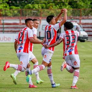 Jogadores do Bangu comemoram o primeiro gol