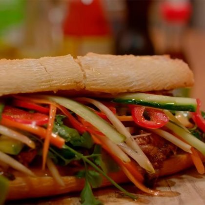 Banh Mi: uma espécie de sanduíche feito com baguete do Vietnã abarca diversos tipos de recheios, tais como salsicha de porco, coentro, pepino e cenouras e daikon. Também é possível encontrar variações doces desse sanduíche, no qual o recheio salgado pode ser substituído por sorvete. 