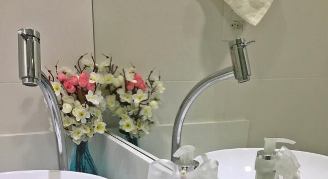 Banheira com sabonetes utilizada como enfeites para banheiro pequeno