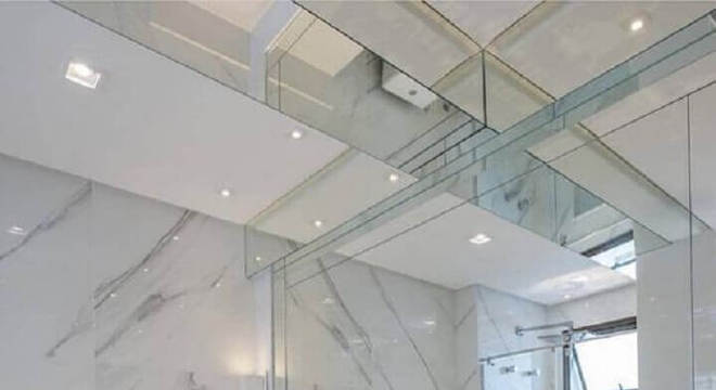 banheiro branco decorado com bandeja espelhada 