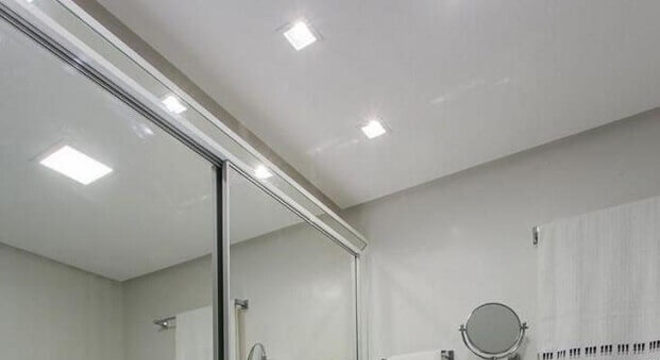 banheiro branco planejado