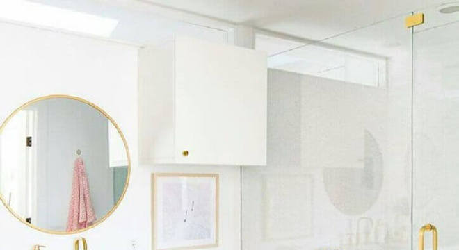 banheiro branco sofisticado decorado com detalhes em dourado 