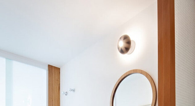 banheiro clean decorado com espelho redondo com moldura de madeira