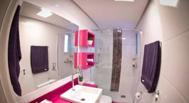 Banheiro com detalhes em rosa fúcsia e roxo