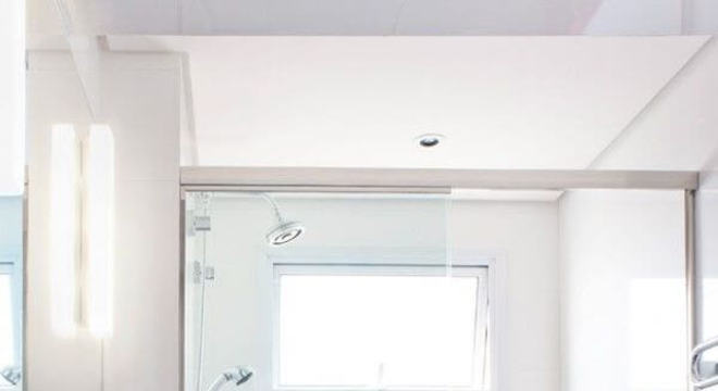 Banheiro com nicho e bancada rosa fúcsia 