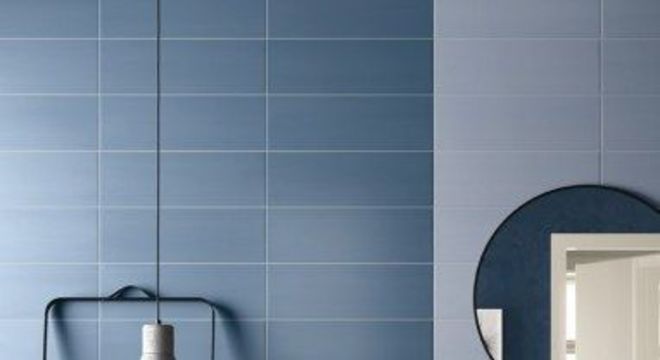 Banheiro com parede azul 