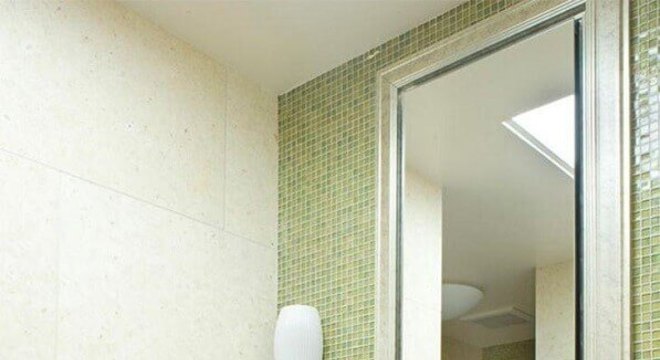 banheiro com pastilha de vidro verde