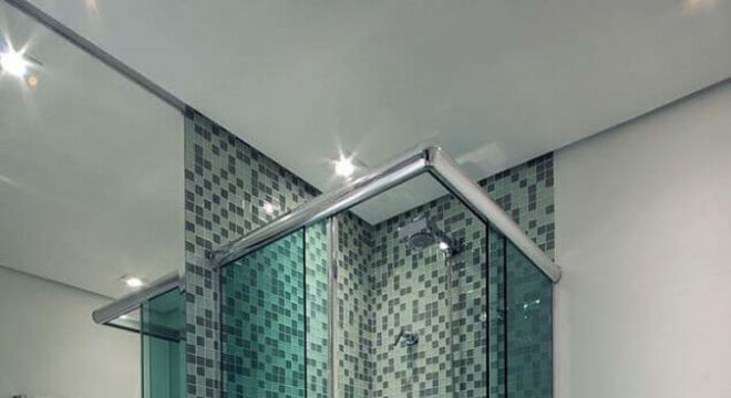 banheiro com pastilha de vidro verde