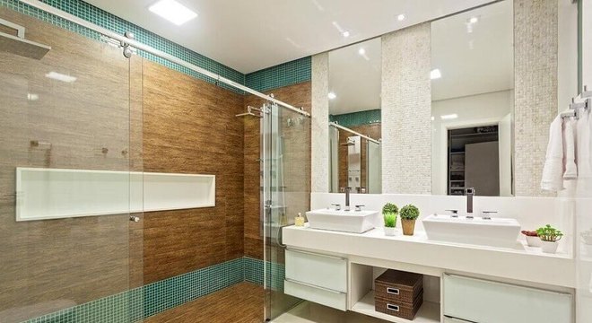 banheiro com pastilha de vidro verde e revestimento que imita madeira