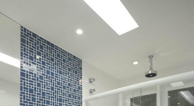 banheiro com pastilhas de vidro de tamanhos diferentes