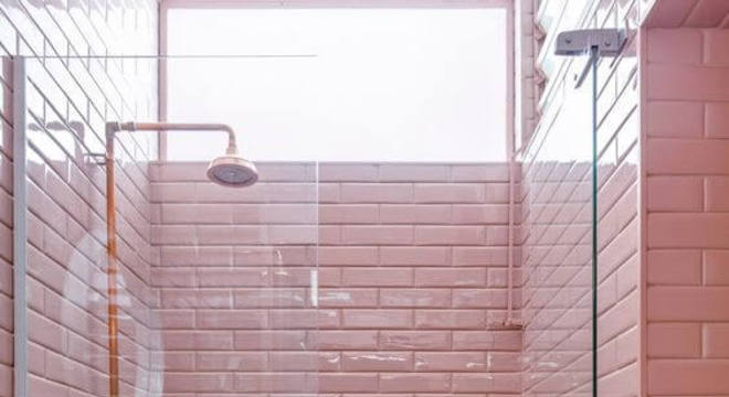 Banheiro com tinta para azulejo cor de rosa