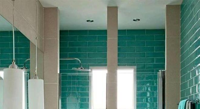 Banheiro com tinta para azulejo na cor tiffany