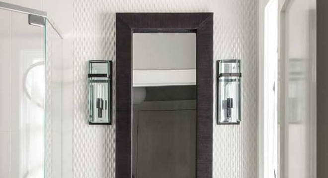 Banheiro compacto com parede revestida com placa de gesso 3D